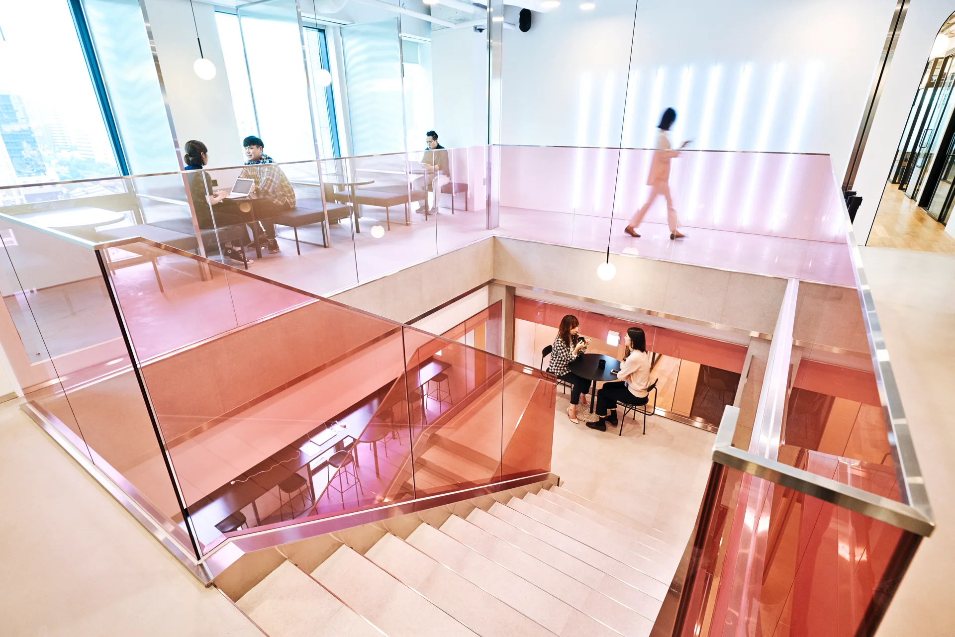 패스트파이브 을지로점 라운지 핑크 계단