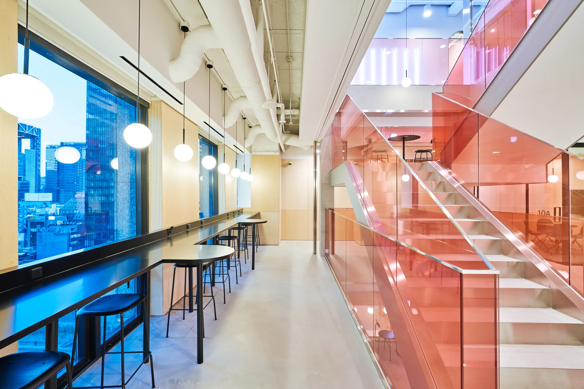 패스트파이브 을지로점 라운지 컬러 유리 계단과 바 테이블