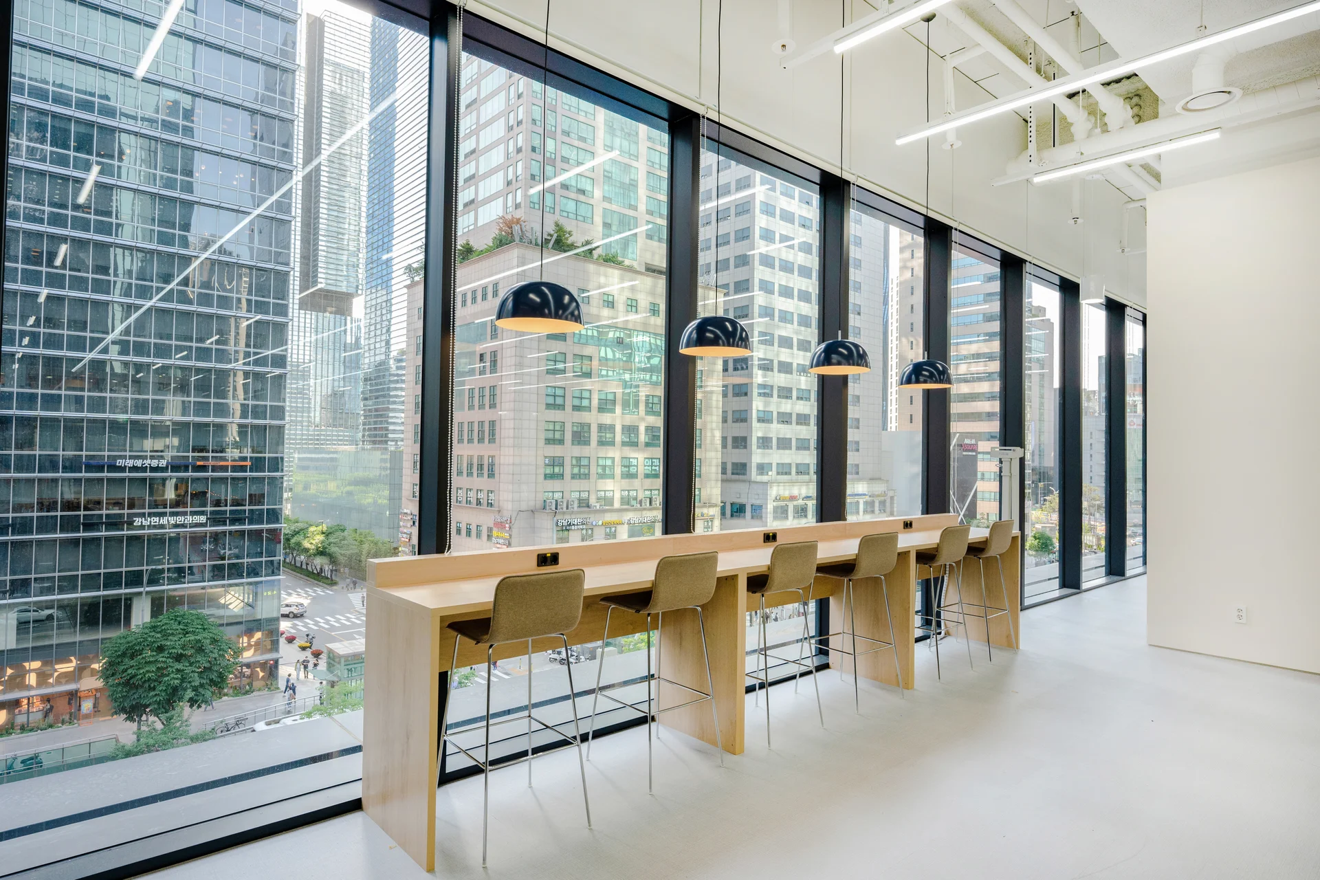 로앤컴퍼니 라운지 바 테이블 좌석