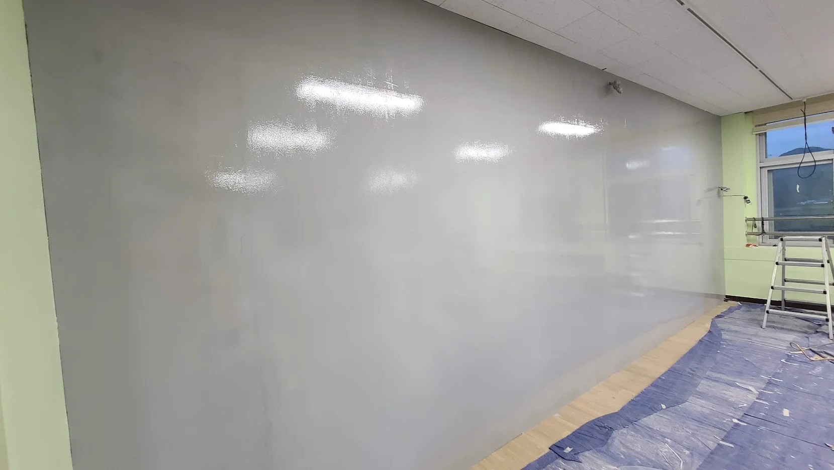 메모용 페인트를 바르면 벽면 전체는 판서가 가능한 공간이 된다.