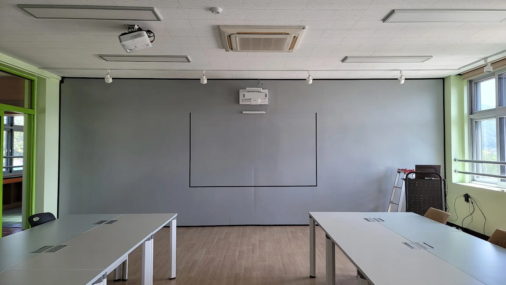 모습을 갖춰가는 아날로그,디지털 칠판