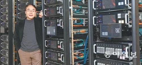 이재진 매니코어소프트 공동창업자(서울대 컴퓨터공학과 교수)가 16일 연구실에서 슈퍼컴퓨터 ‘천둥’을 배경으로 포즈를 취했다. 천둥은 지난해 열린 ‘슈퍼컴퓨팅 학술대회’에서 세계 슈퍼컴퓨터 가운데 계산속도 277위, 전력효율 32위를 기록하며 주목받았다. 홍진환 기자 jean@donga.com