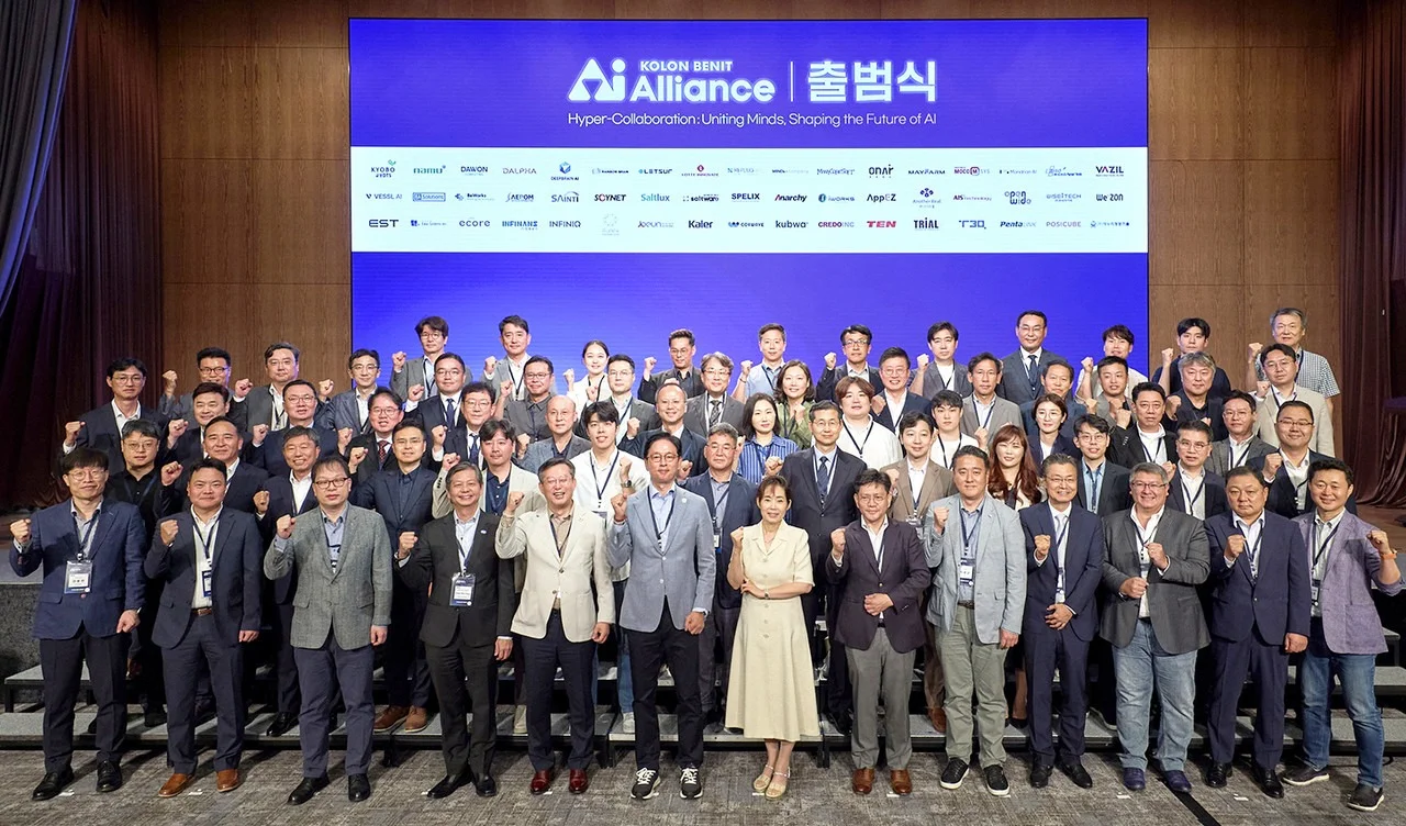 매니코어소프트 박정호대표가 코오롱베니트 AI얼라이언스 출범식에서 포즈를 취해보이고 있다.