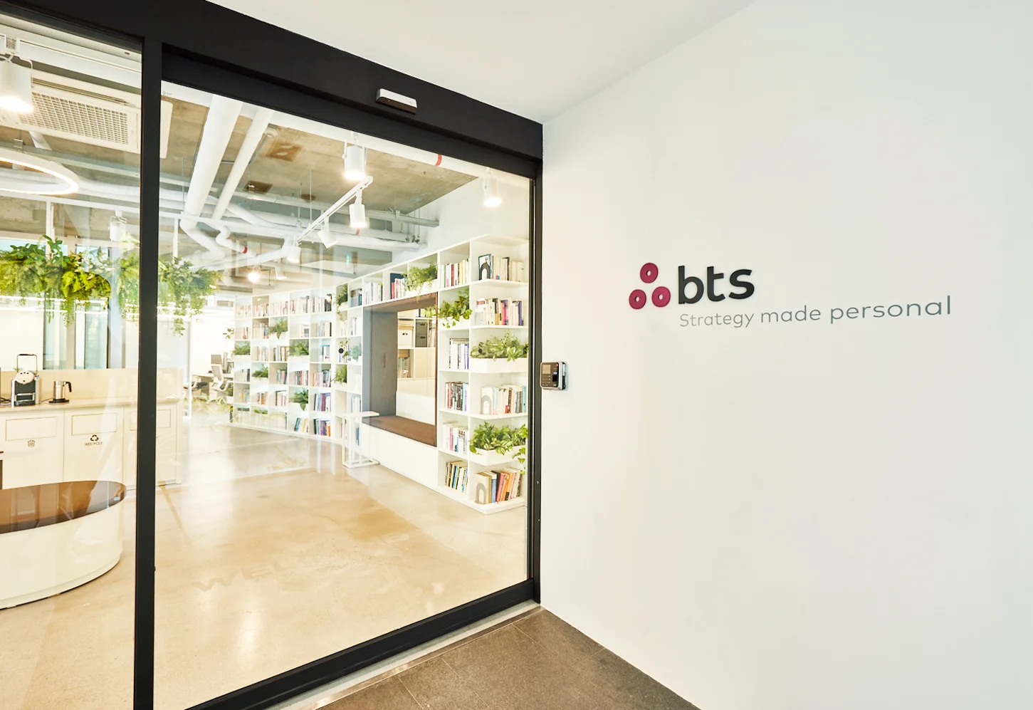 BTS 서울 사무실 입구 인테리어