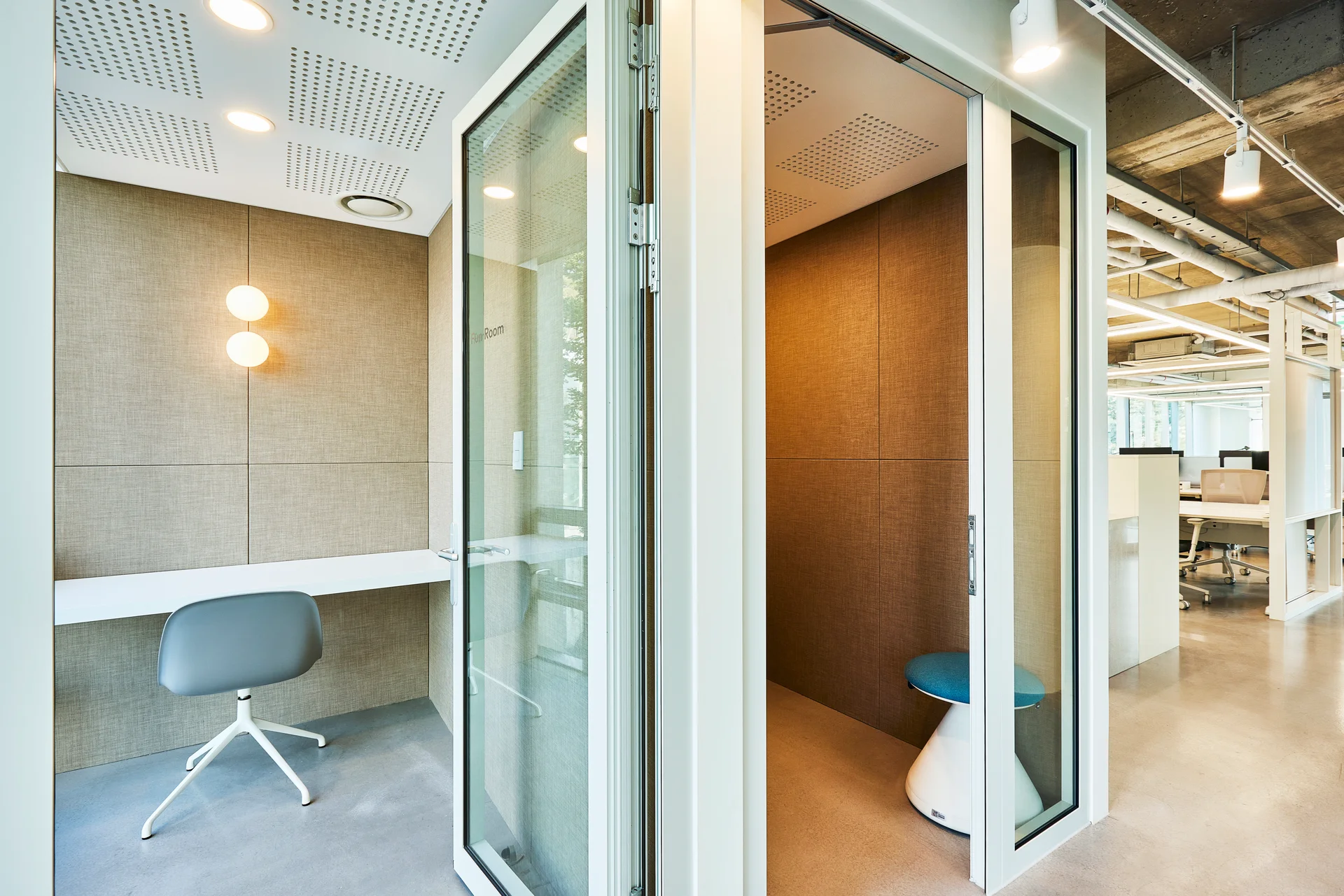 BTS 서울 사무실 폰 부스 인테리어