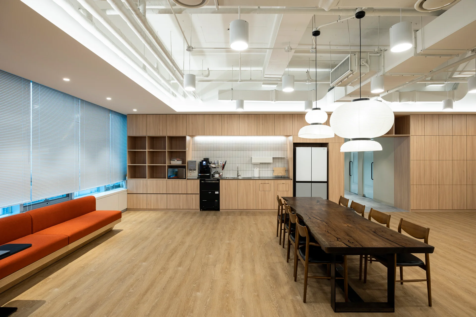 팀블랙버드 사무실 탕비실 인테리어