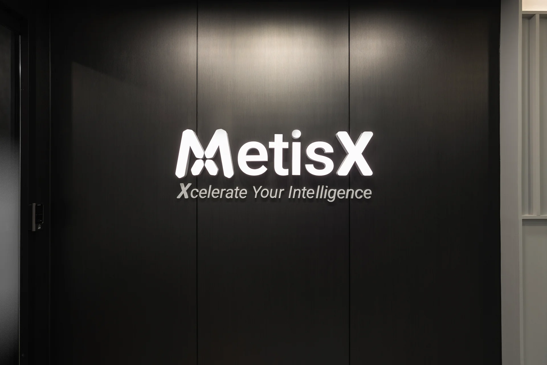 메티스엑스 사무실 입구 사인 월