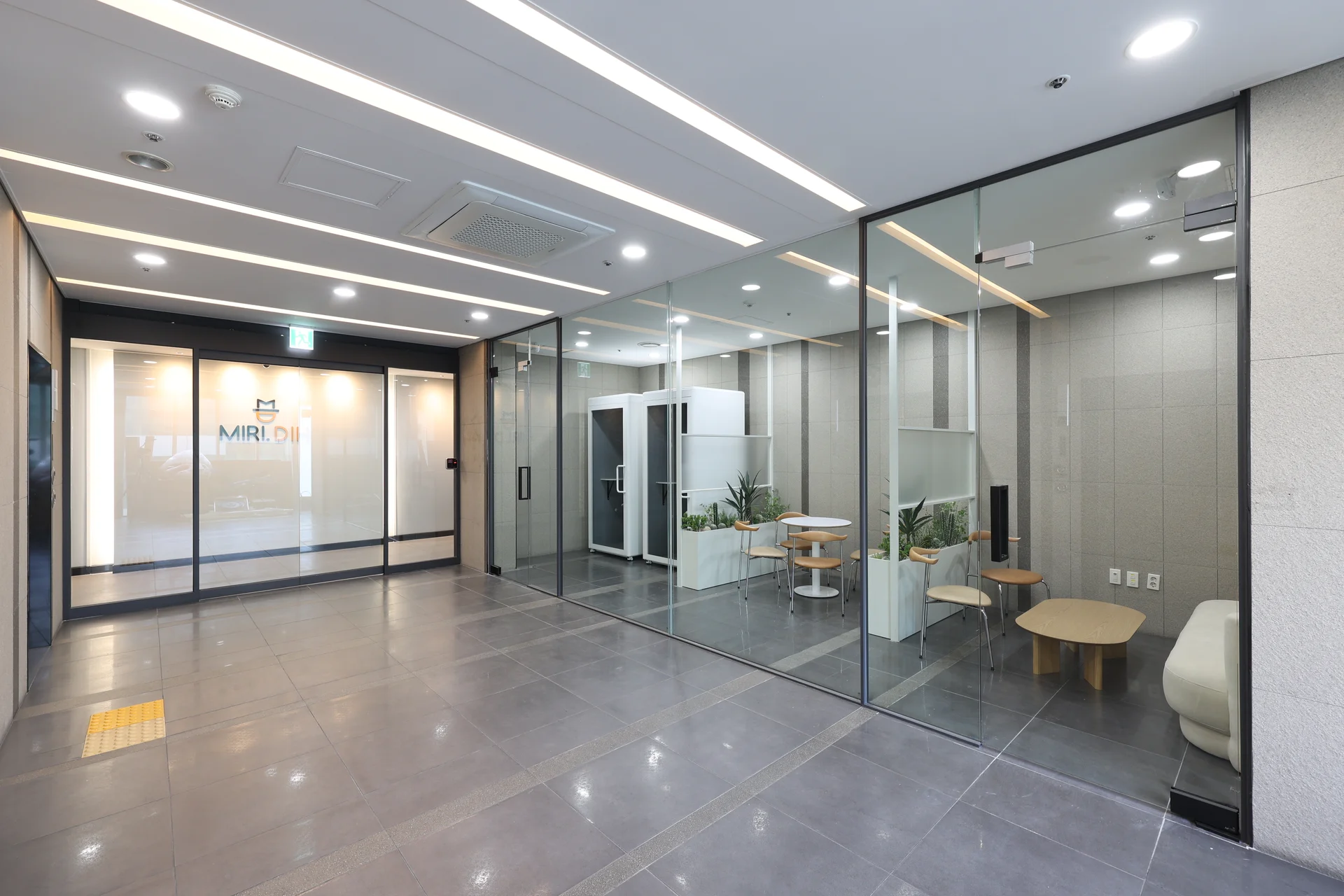 미리디 사무실 로비 휴게 공간 인테리어 전경