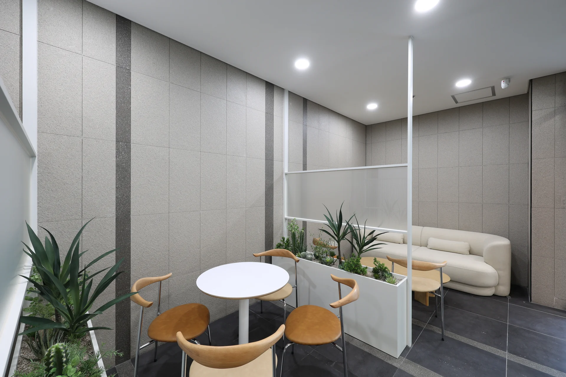 미리디 사무실 로비 휴게 공간 소파 좌석 인테리어