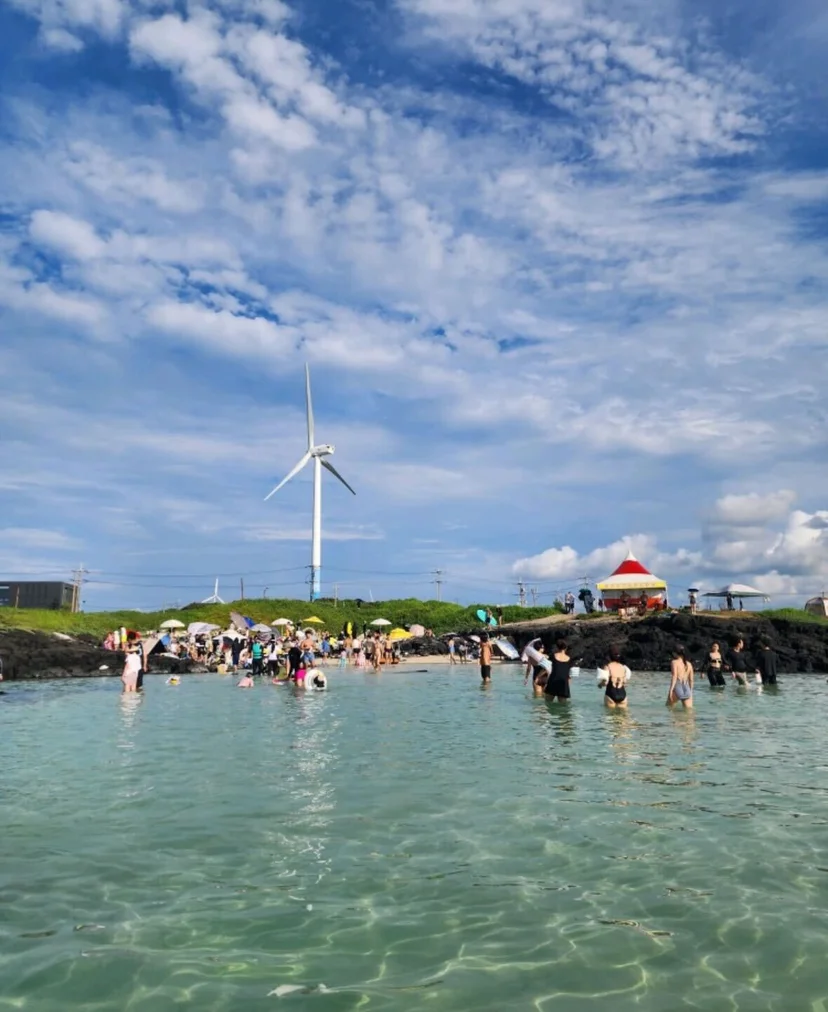 제주 해수욕장 코난 해변(행원 해변)에서 물놀이를 하고 있는 모습