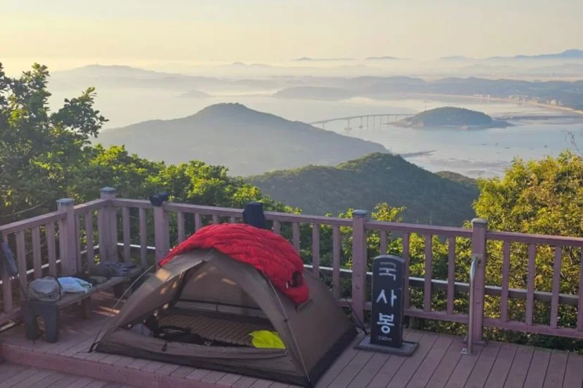 무의도 국사봉 정상에 올라 텐트 치고 멋진 바다뷰와 풍경을 보고 있는 모습 