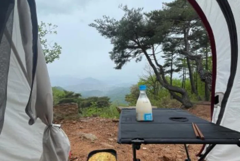 설매재자연휴양림 야영장에서 텐트치고 막거리를 마시며 휴식하는 모습