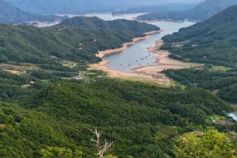 충주 고봉 정상에 올라 찍은 사진, 충주호 뷰를 느낄 수 있음