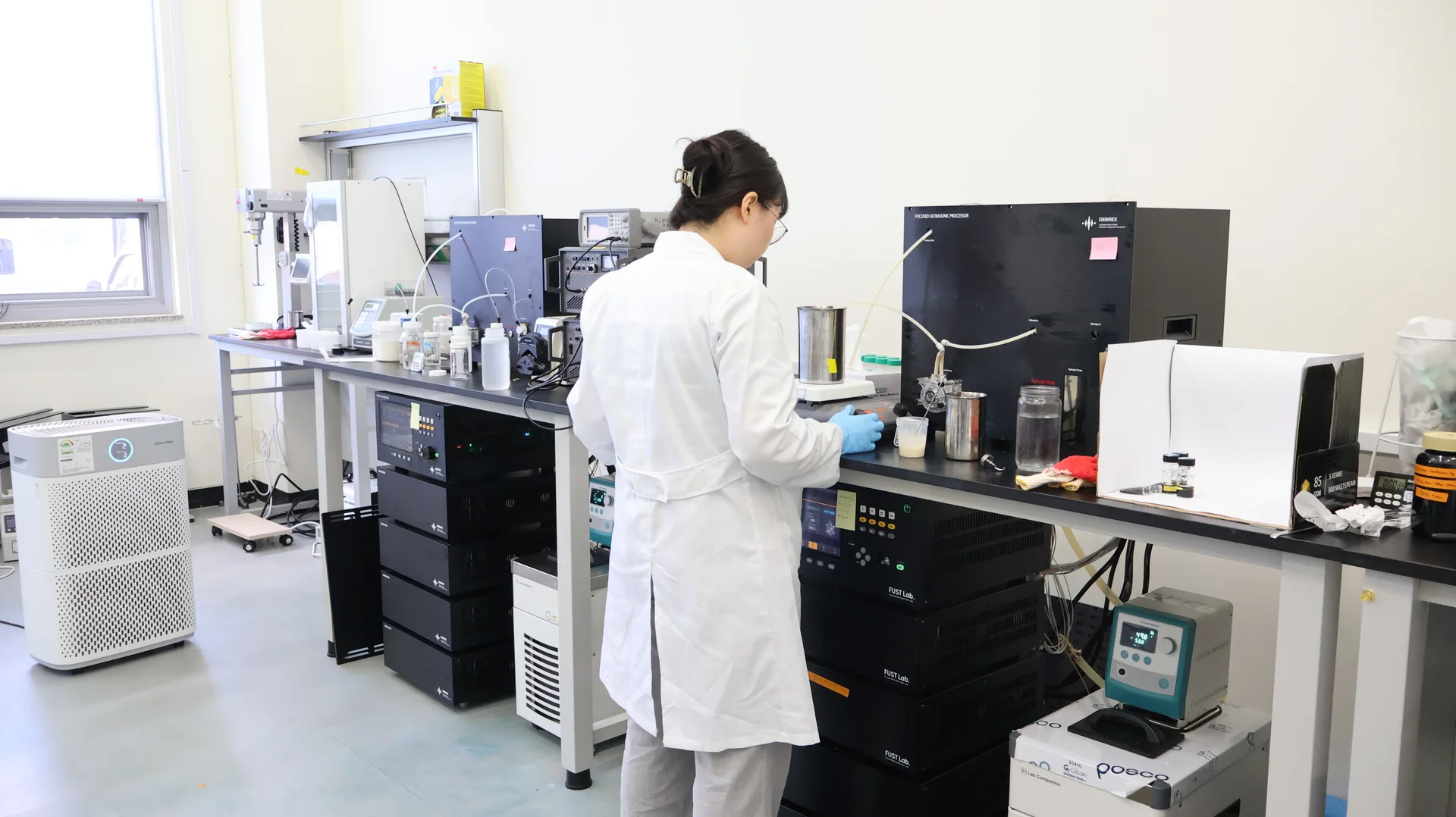 나노 소재 및 가공 기술을 연구 중인 퍼스트랩의 연구원