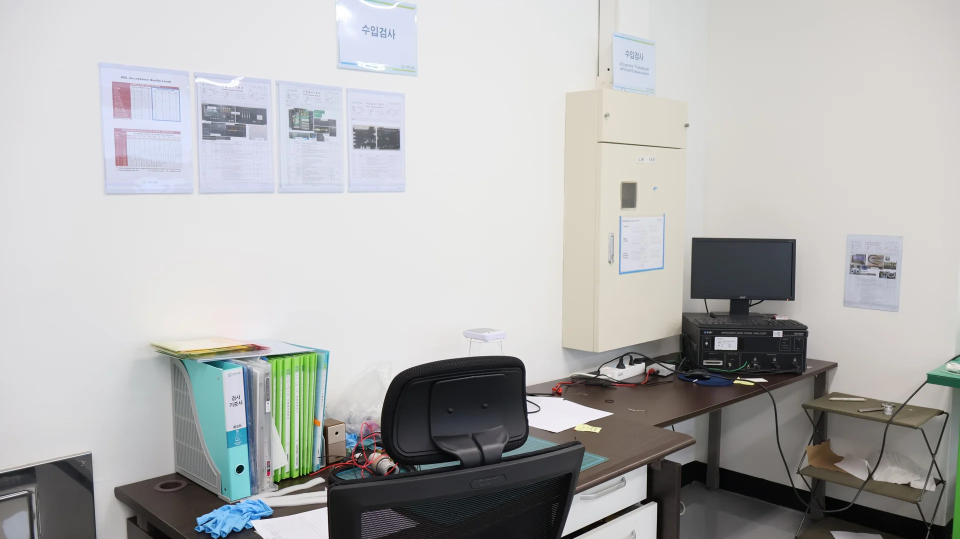 여러 관련 문서를 정리해 둔 사무실 벽면