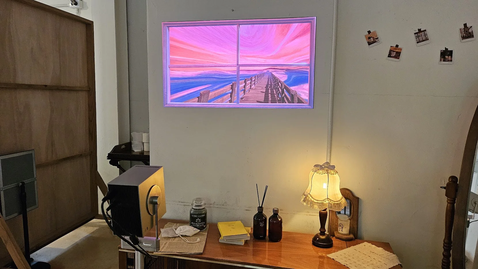 성수동 5to7 카페에 설치된 페이크 윈도우