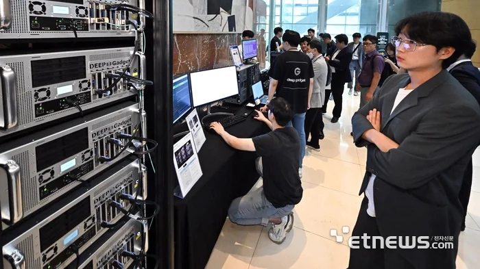 텐스토렌트, 새로운 AI하드웨어 가속기 및 오픈소스 생태계로의 여정 세미나가 26일 서울 강남구 포스코타워에서 열렸다. 참석자들이 액체 냉각 서버 '딥가젯'을 살펴보고 있다.