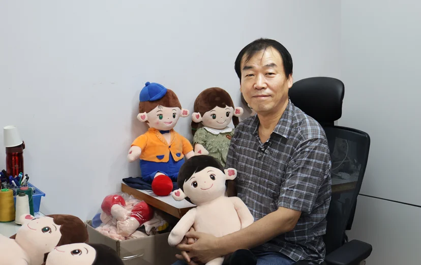 인형을 안고 있는 효돌 최동호 이사