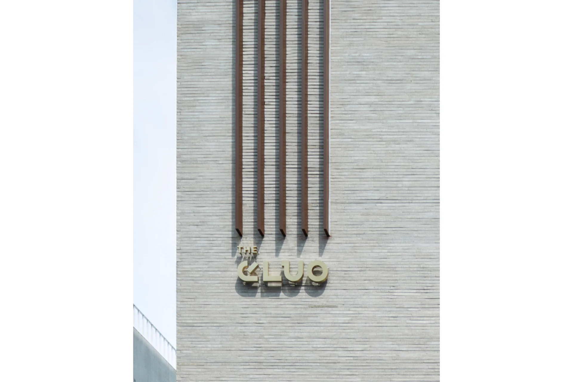 엘루오씨앤씨 외관의 사인을 확대한 장면