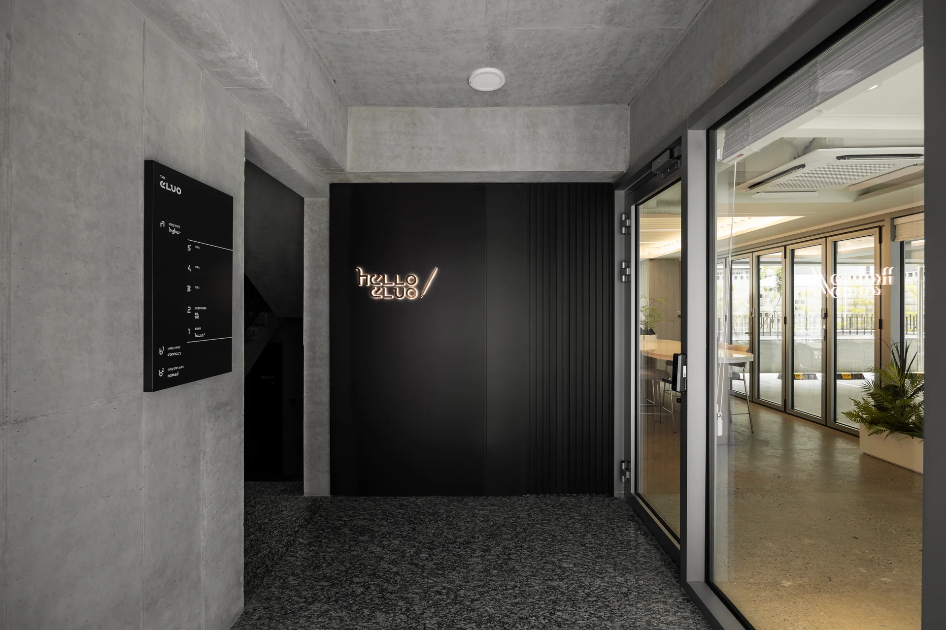 엘루오씨앤씨 1층 엘레베이터홀, 카페 사이의 로비