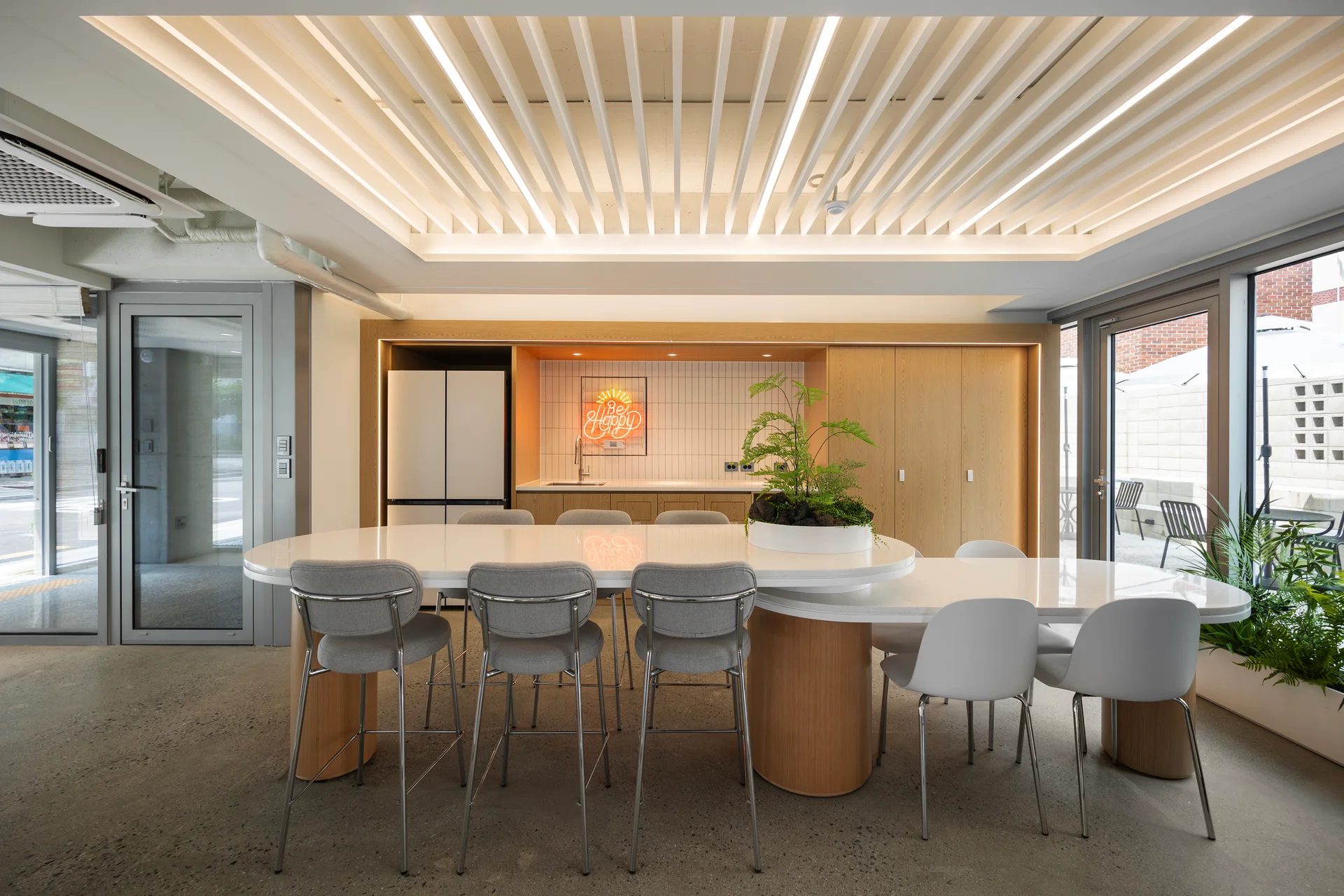 엘루오씨앤씨 사옥 1층 카페 인테리어