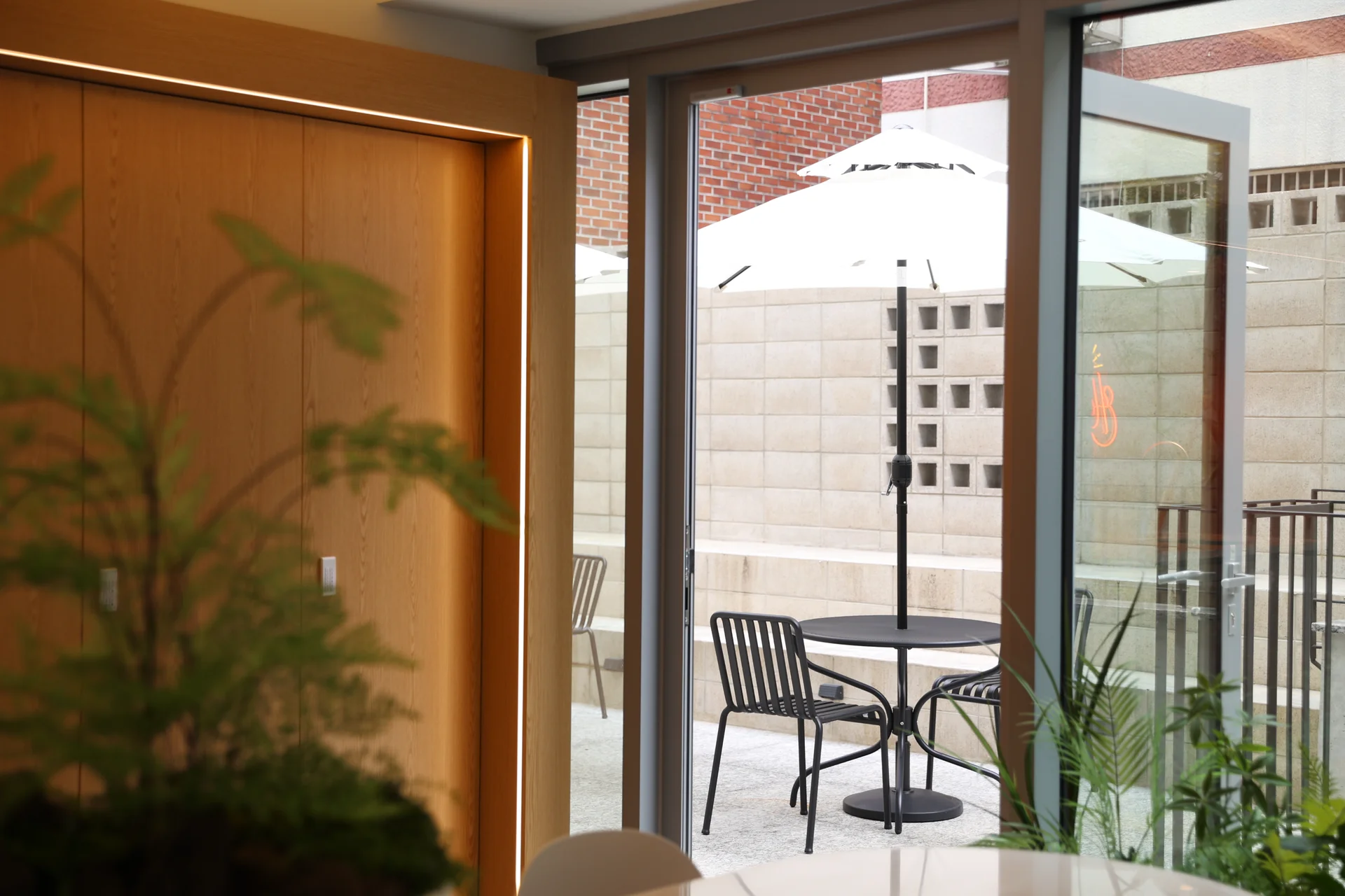 엘루오씨앤씨 사옥 1층 테라스