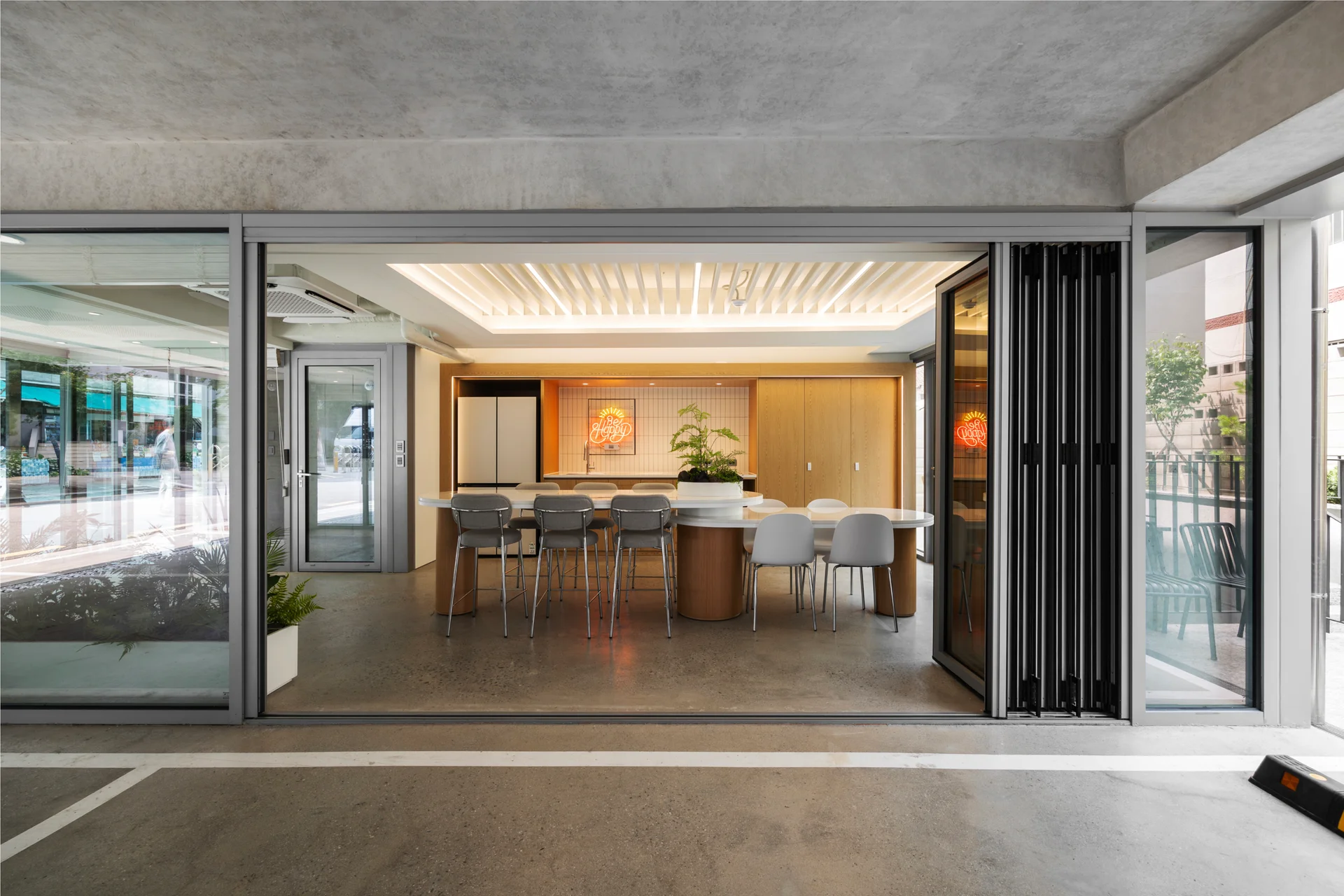 엘루오씨앤씨 사옥 1층 카페 전경