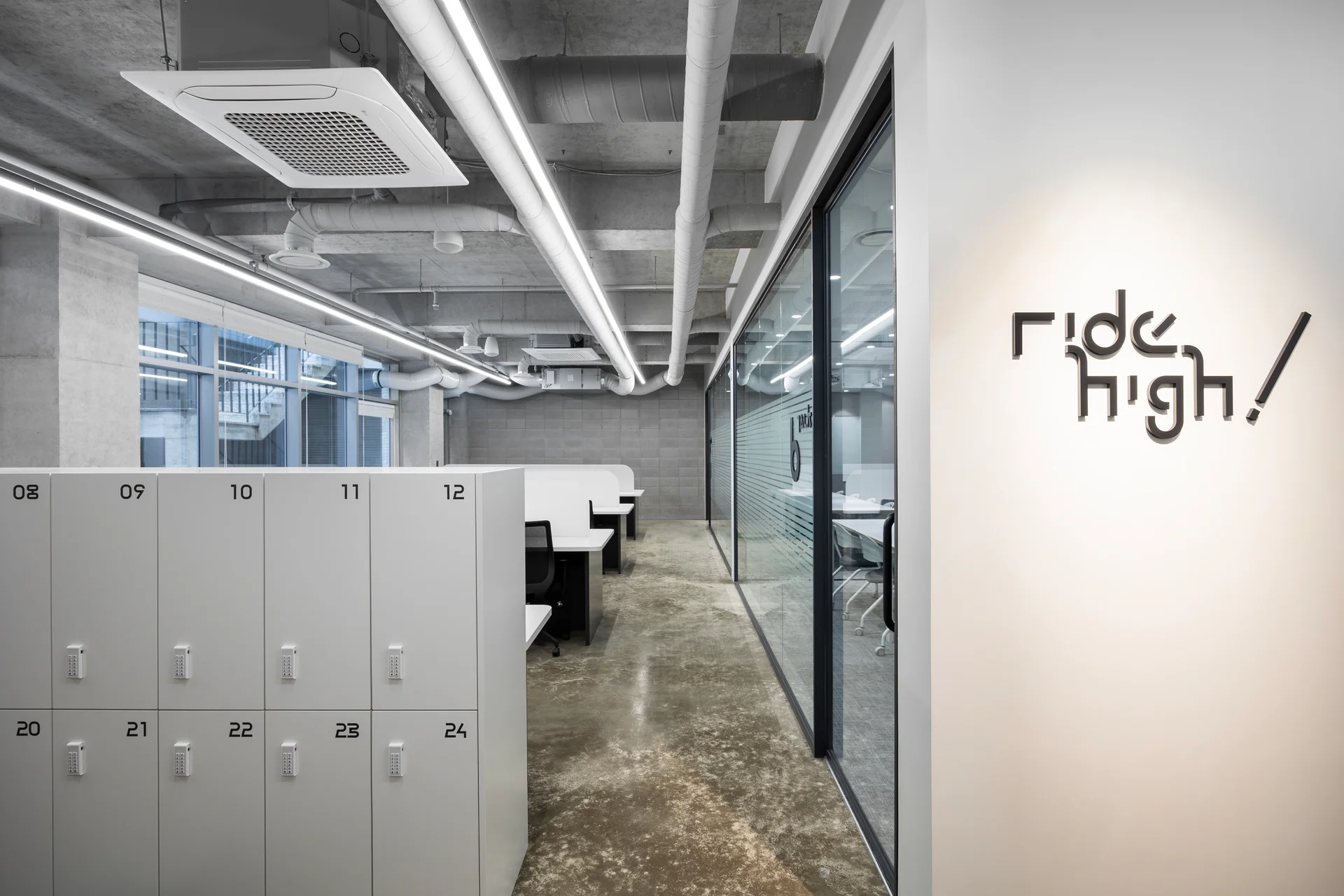 엘루오씨앤씨 사옥 1층 공유 공간 어메니티