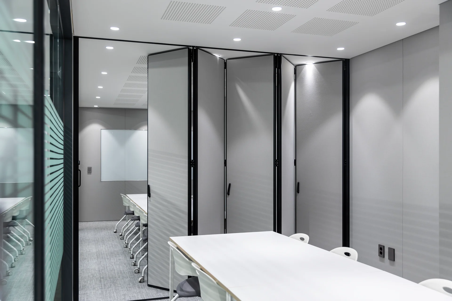 엘루오씨앤씨 사옥 회의실 폴딩 도어 인테리어