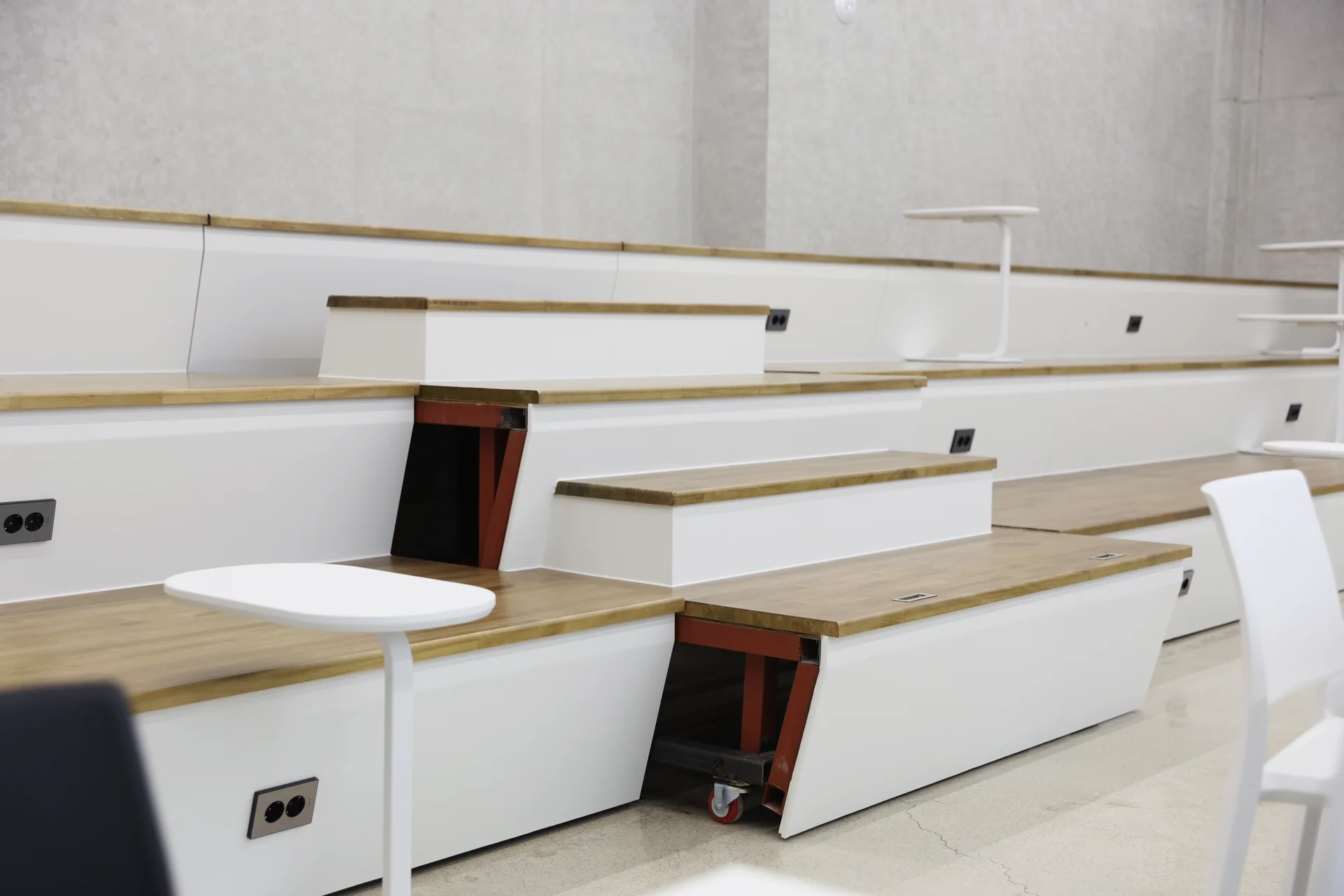 엘루오씨앤씨 사옥 강당 계단식 시팅 인테리어