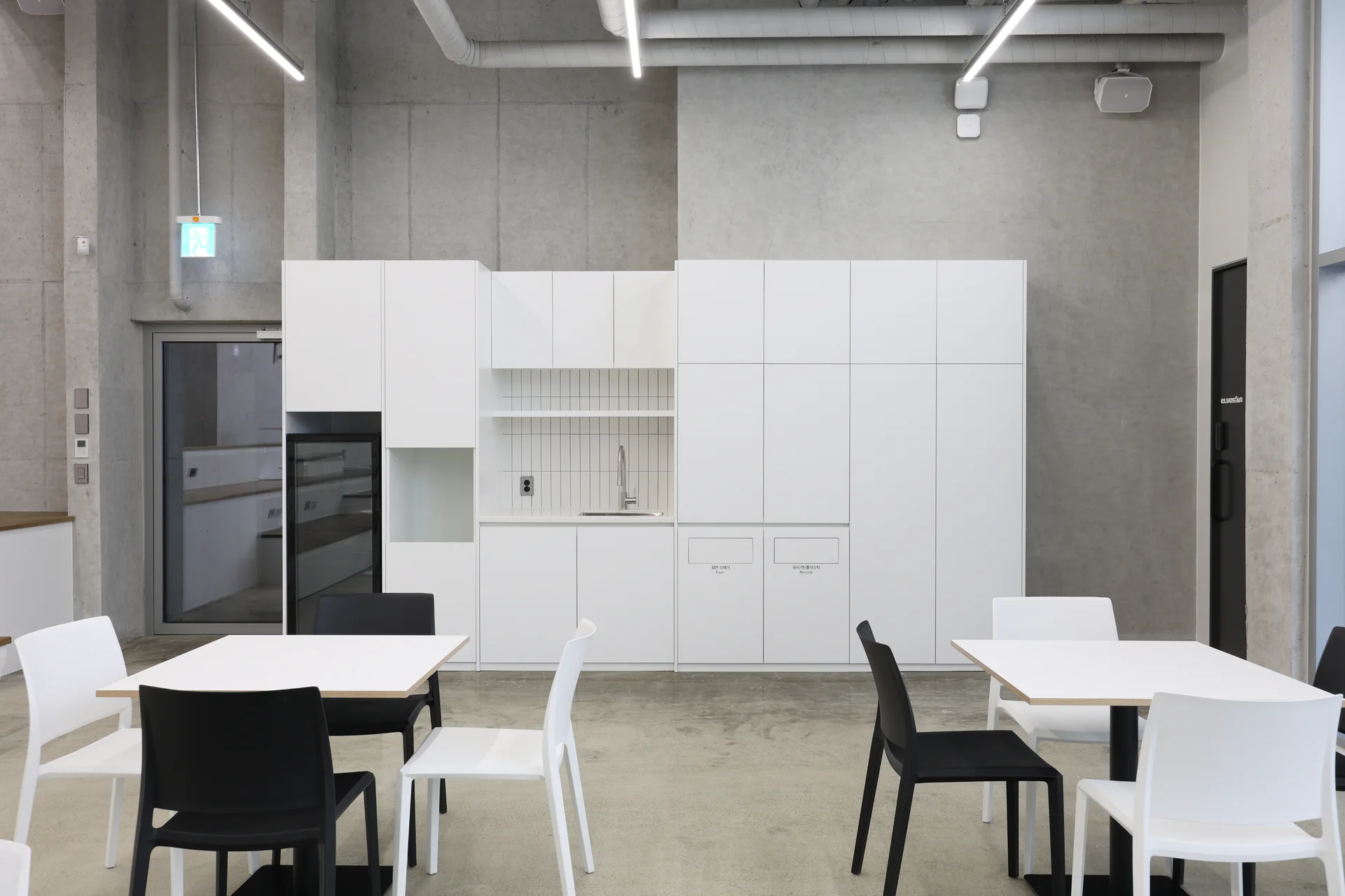 엘루오씨앤씨 사옥 강당 캔틴 인테리어