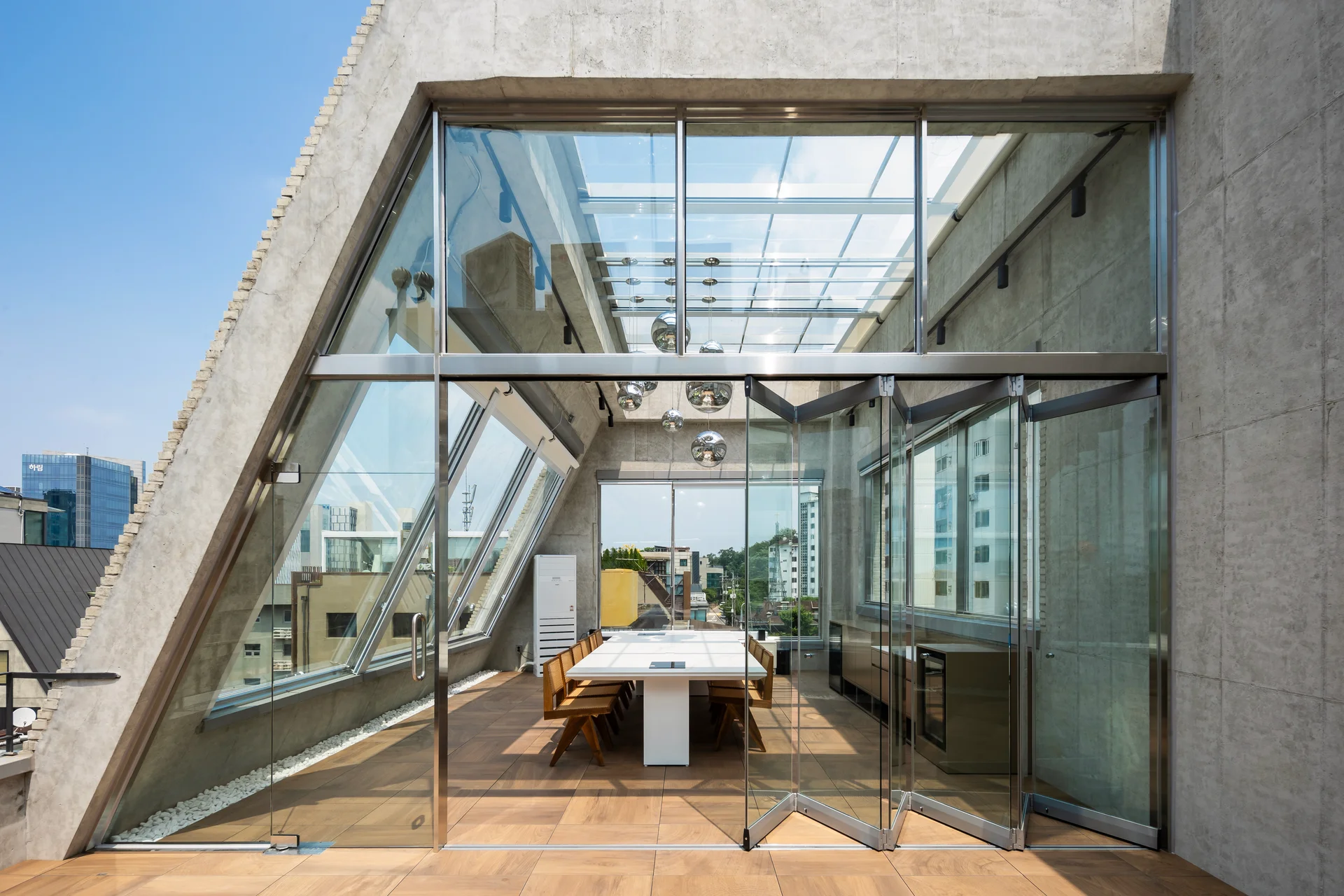 엘루오씨앤씨 사옥 루프탑 전경