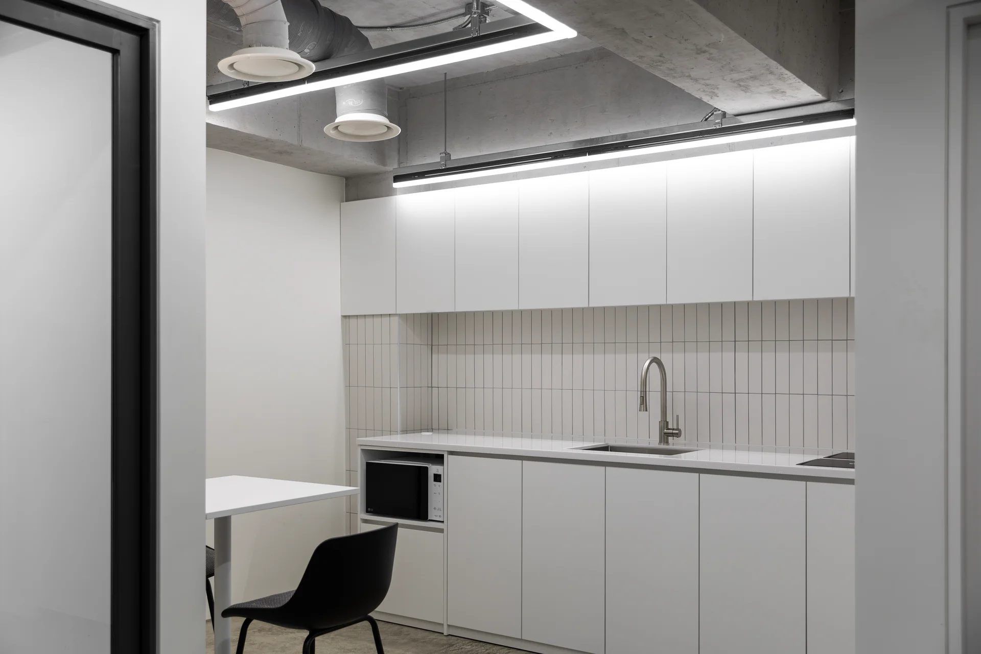 엘루오씨앤씨 사옥 탕비실 인테리어