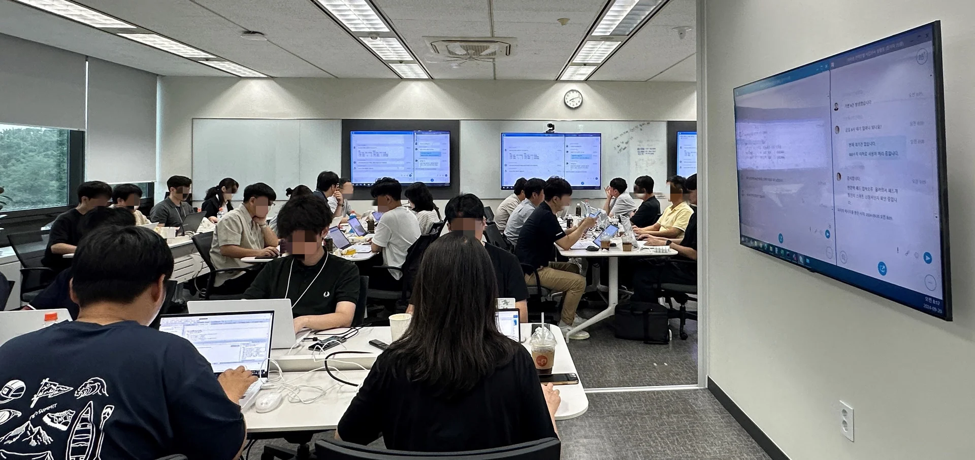 KT-DS-아이폰16출시-상황실-모습