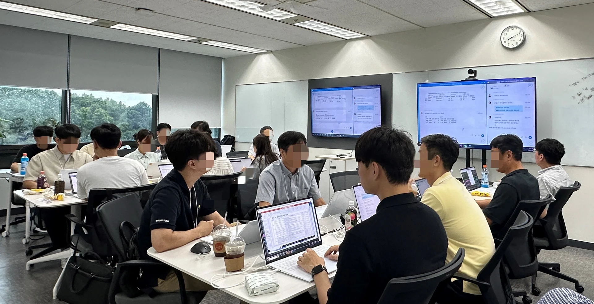 KT-DS-아이폰16출시-업무-파트별-대비-TIP-공유-상황실-모습