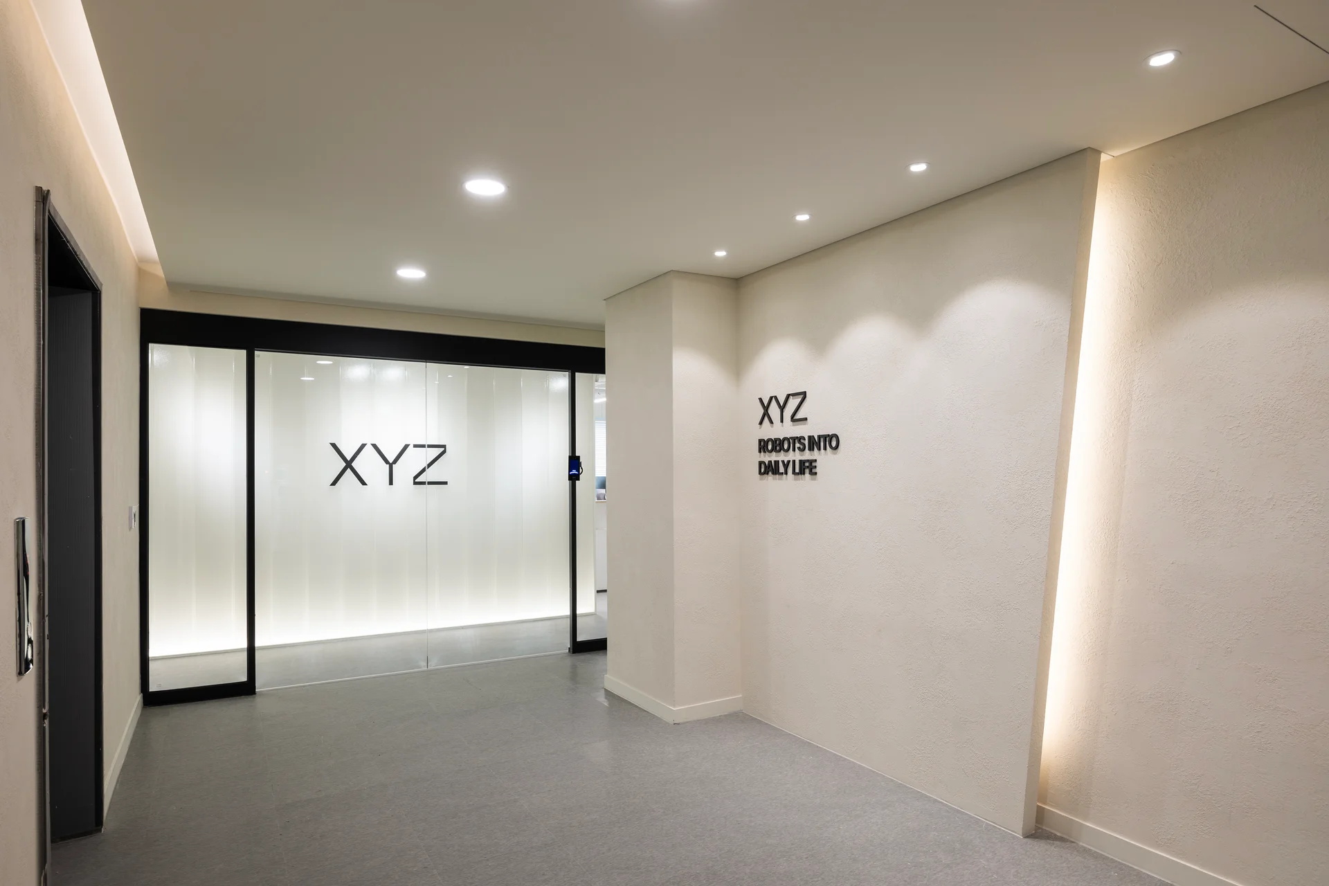 엑스와이지 사무실 입구 인테리어