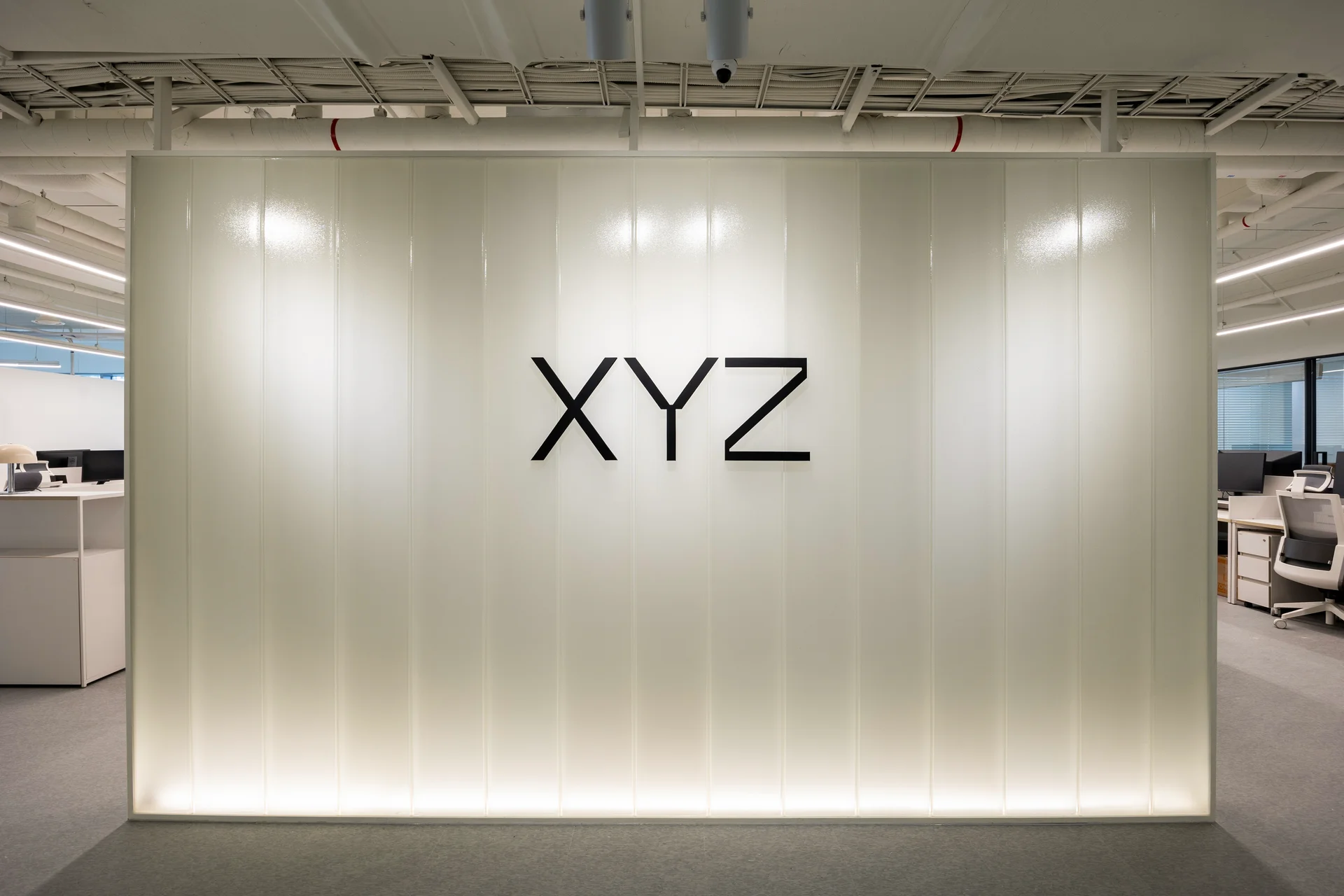 엑스와이지 사무실 사인 월 인테리어