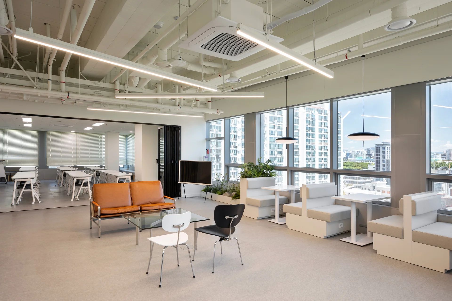 엑스와이지 사무실 라운지 인테리어 전경