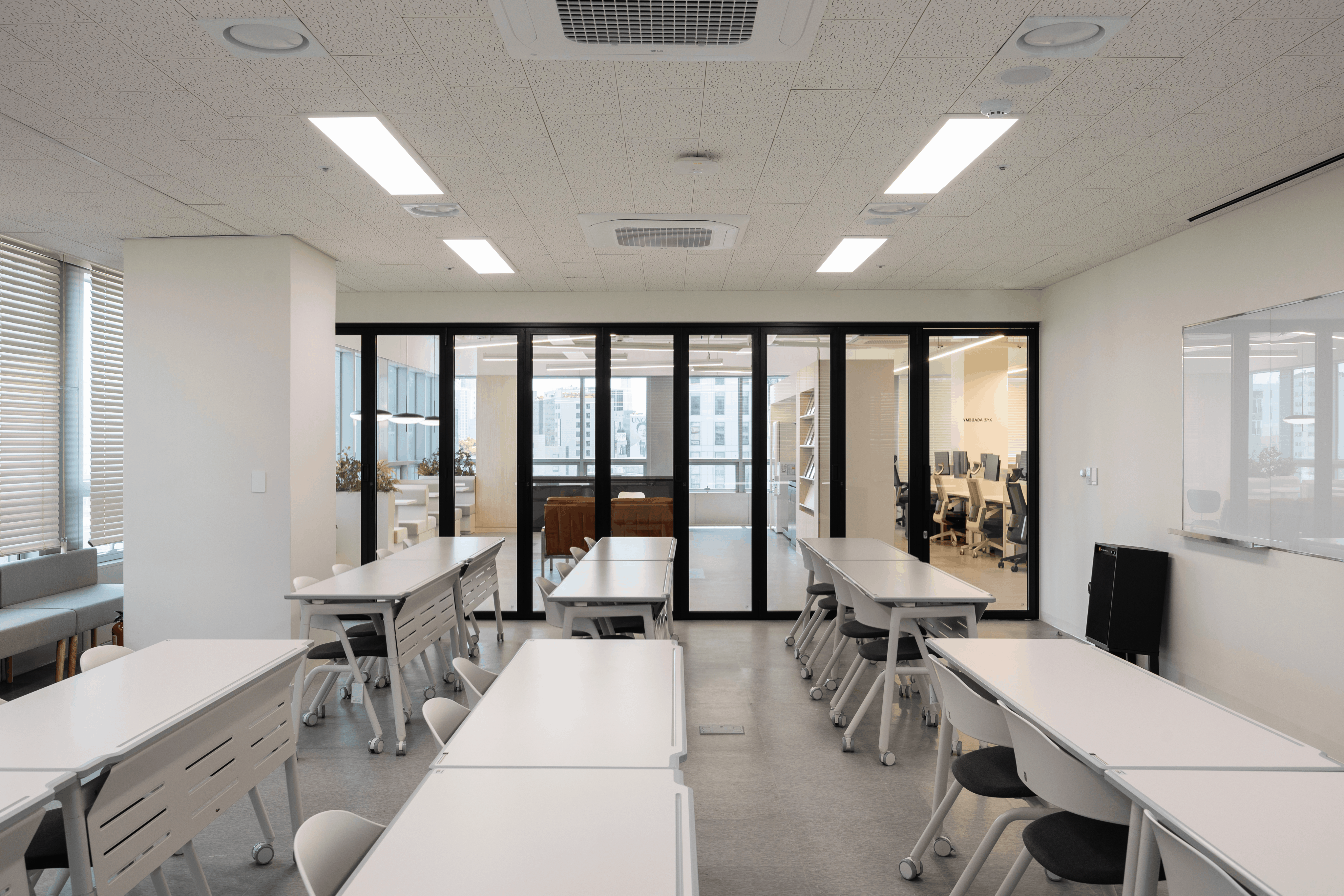 엑스와이지 사무실 교육장 폴딩도어 문 여닫는 모습