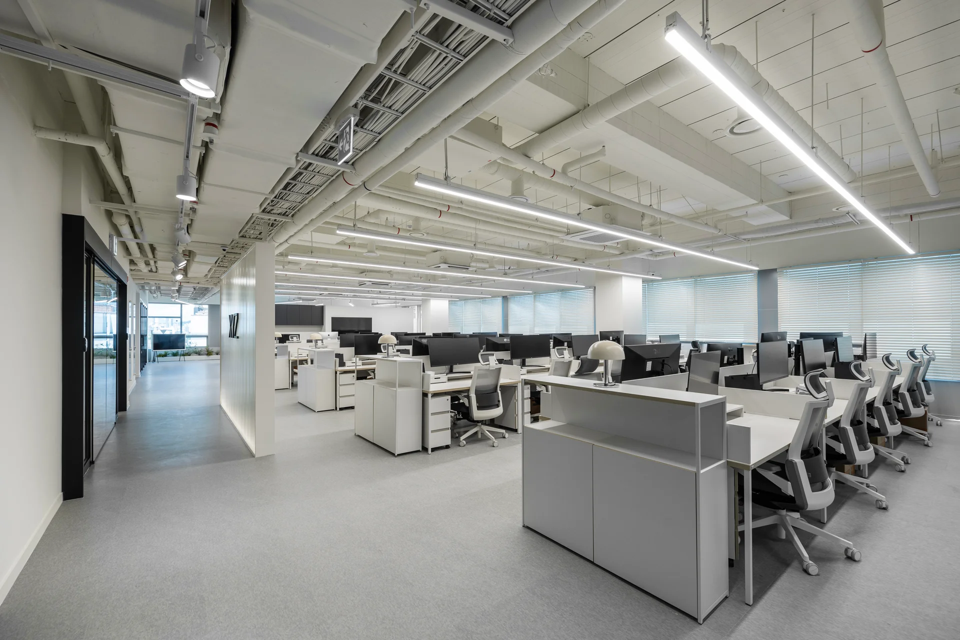 엑스와이지 사무실 워크스테이션 인테리어