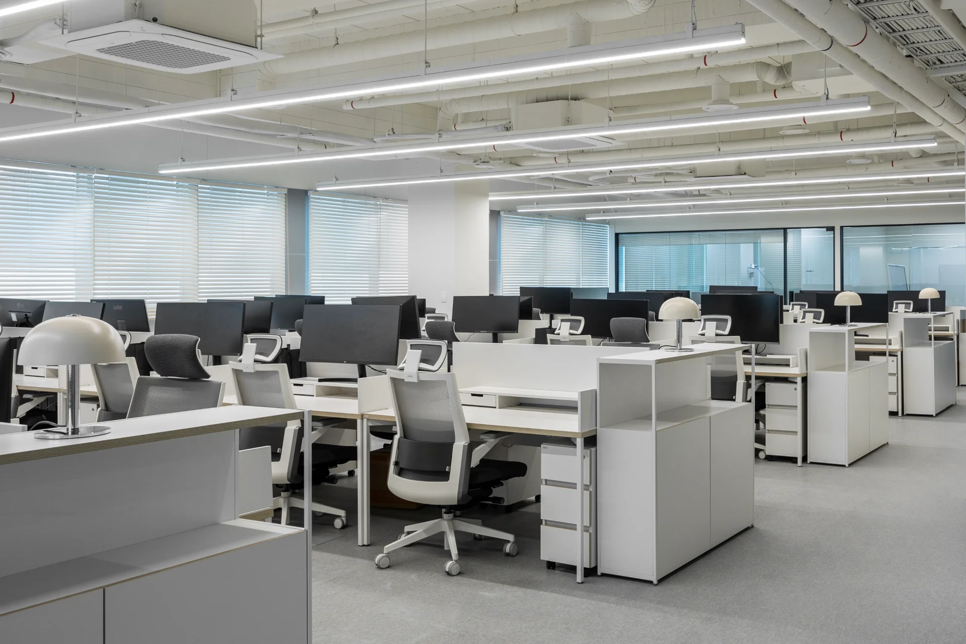 엑스와이지 사무실 책상 인테리어