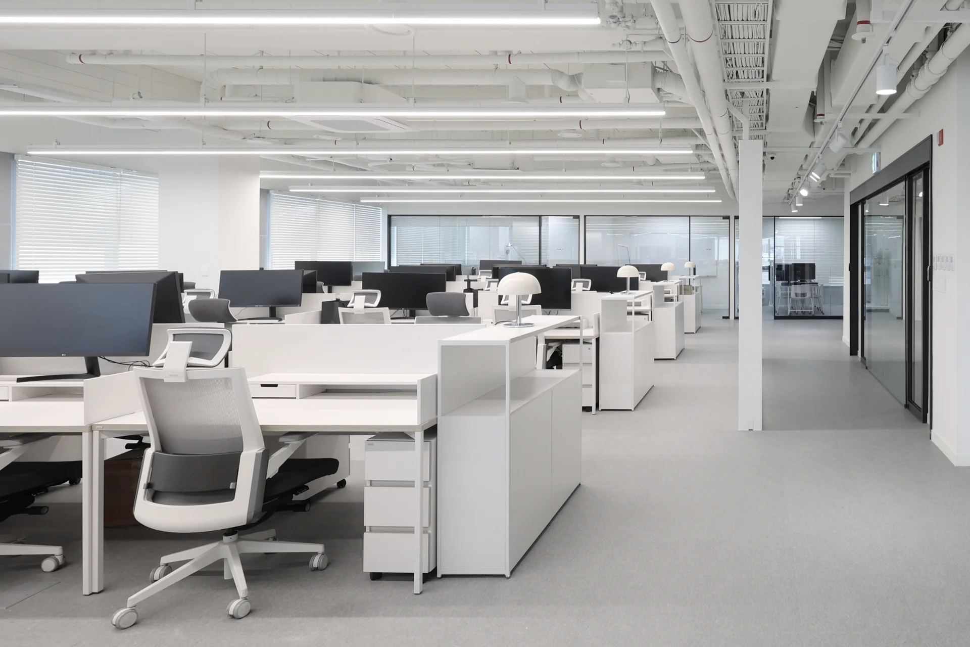 엑스와이지 사무실 워크 스테이션 전경