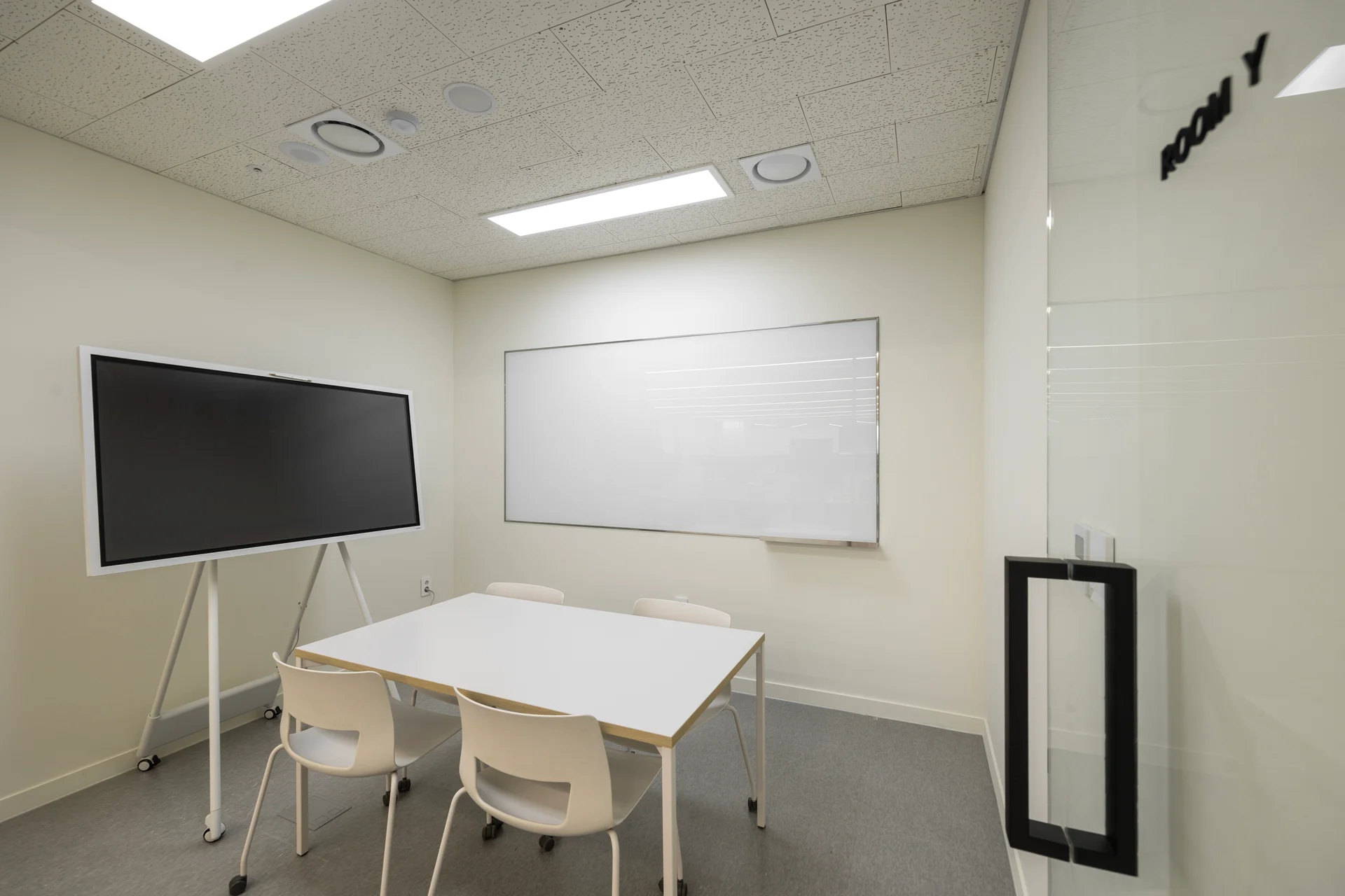 엑스와이지 회의실 인테리어