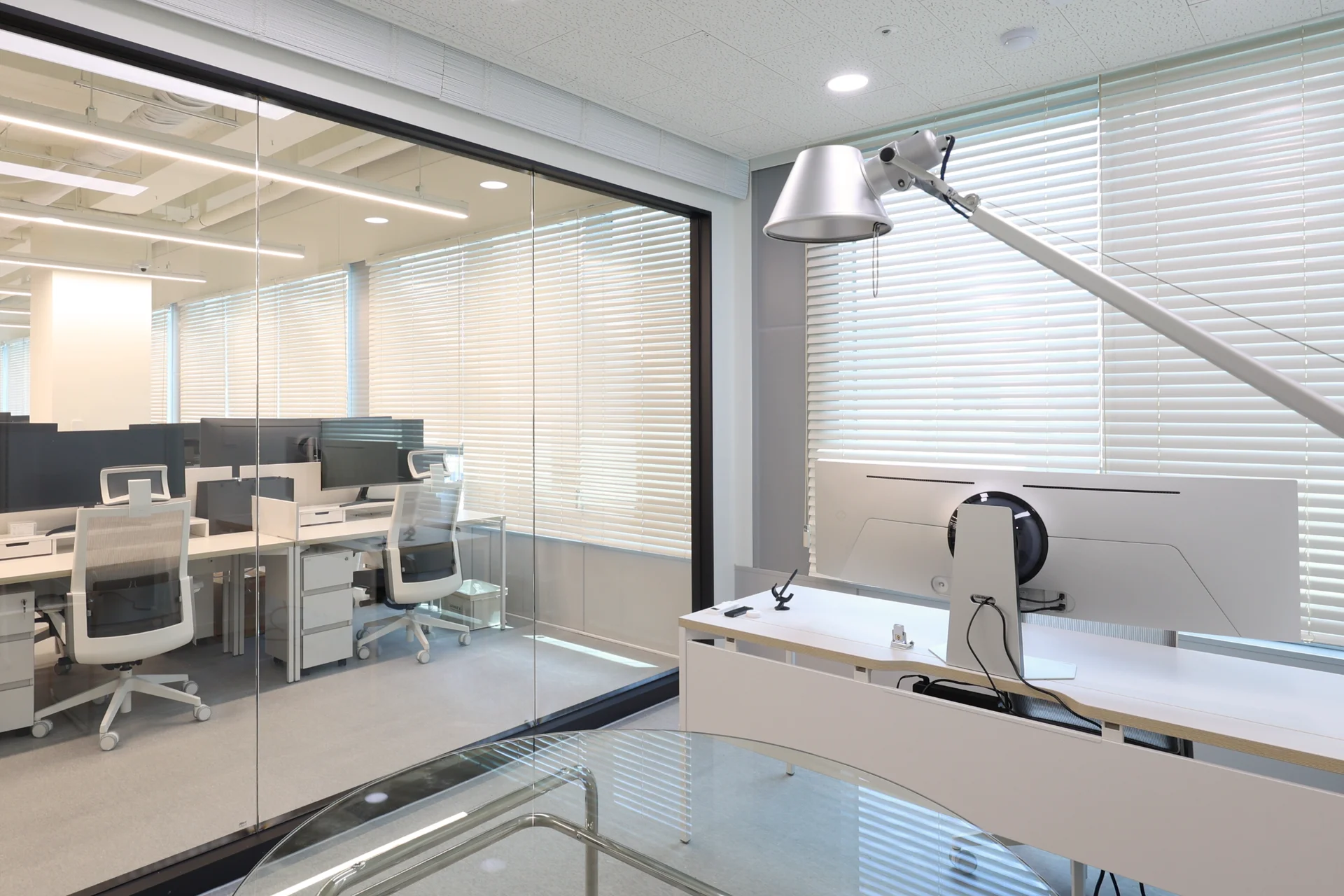 엑스와이지 사무실 사장실 인테리어