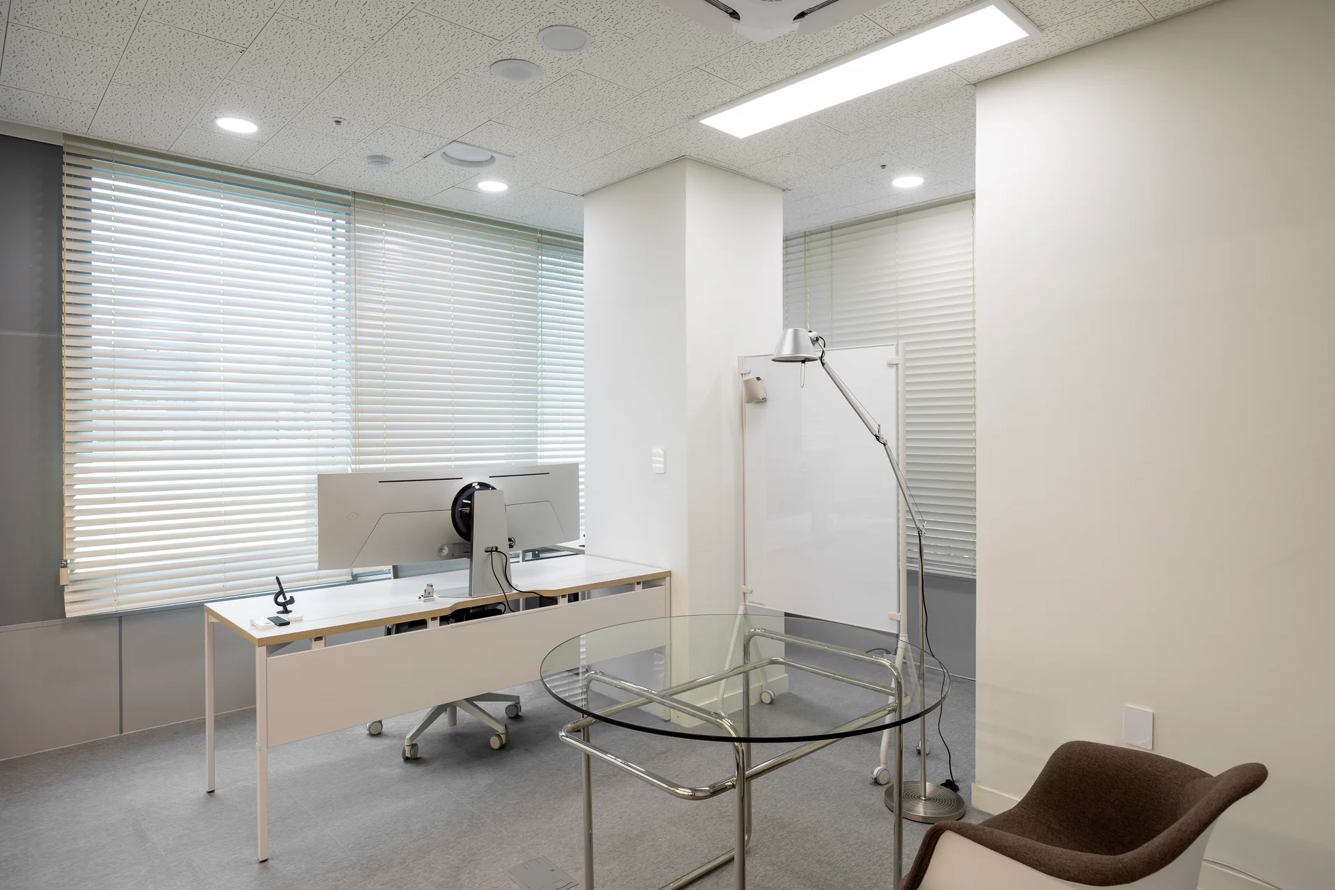 엑스와이지 사무실 임원실 인테리어 전경