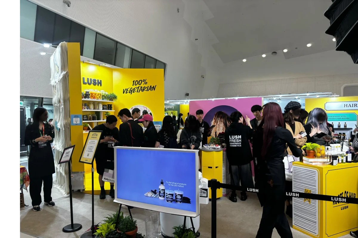 여기서도 강렬한 향기와 시선을 이끄는 부스 운영을 보여준 러쉬