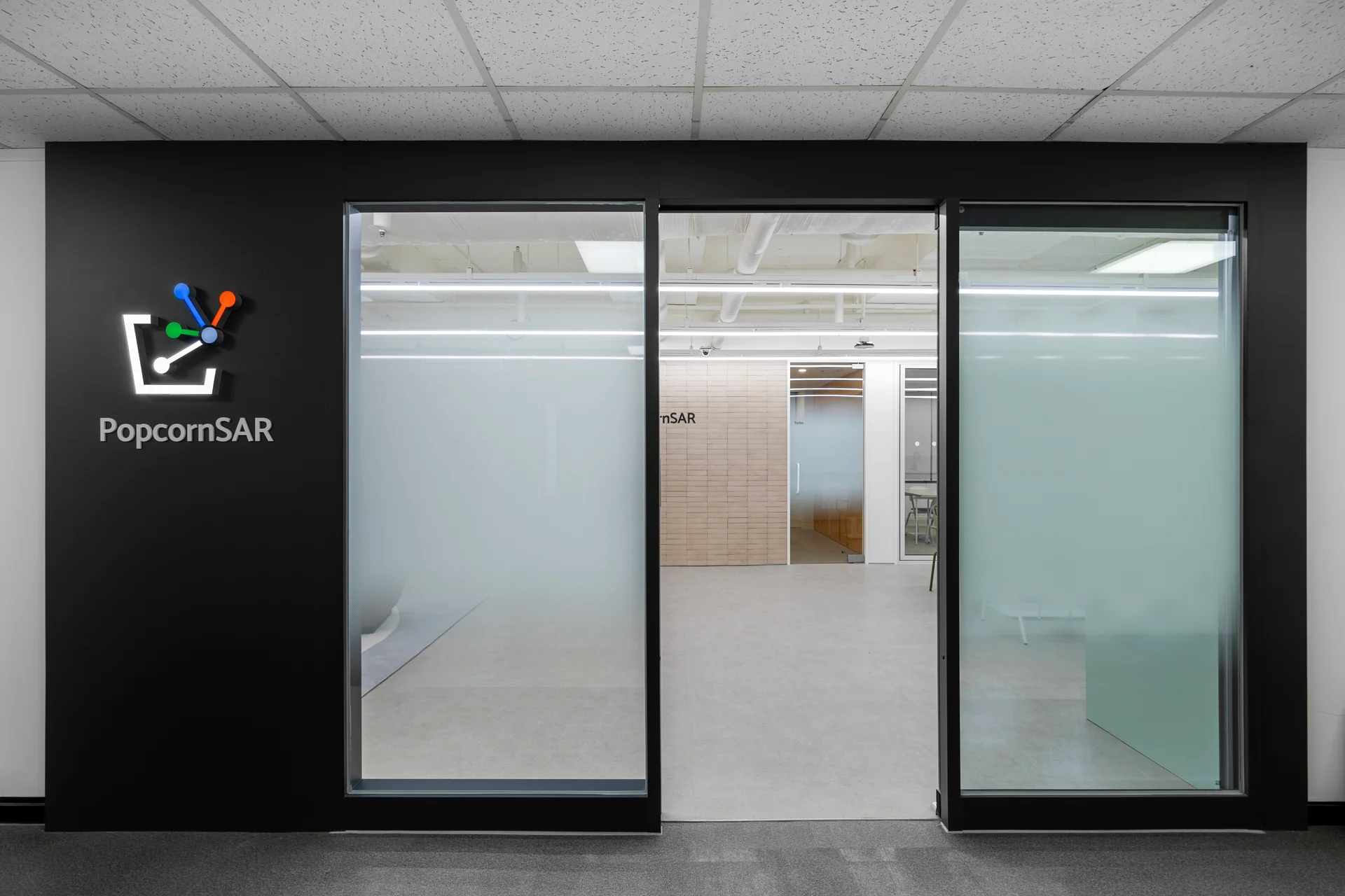 팝콘사 출입구 파사드