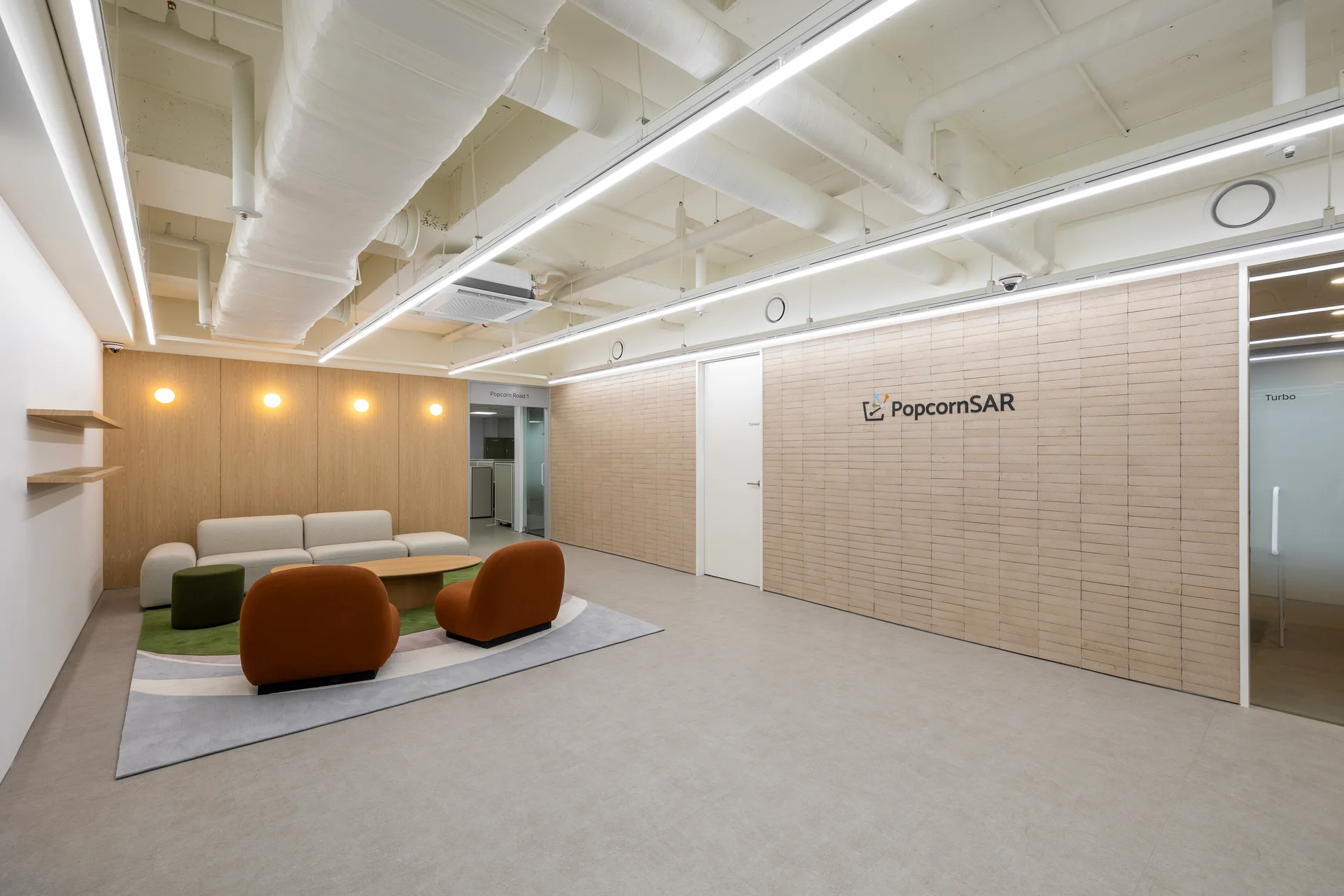 팝콘사 회사 라운지 인테리어 전경