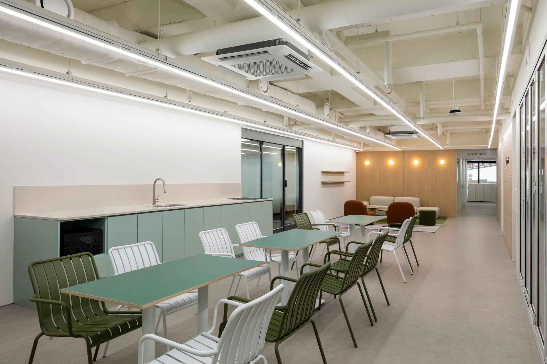 팝콘사 회사 탕비실 인테리어 전경