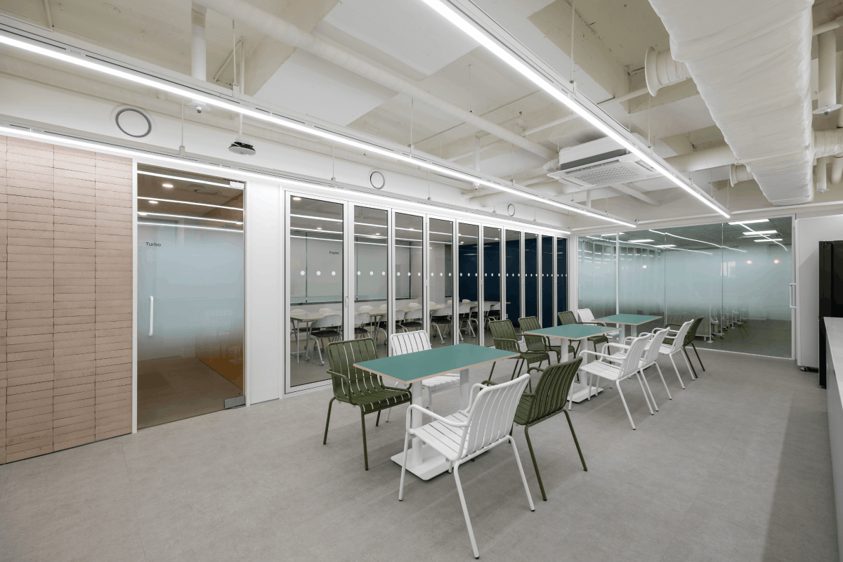 팝콘사 회사 라운지 인테리어 폴딩 도어 열고 닫는 모습